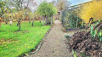 Plank Bridge Shepherds Hut in Orchard - Peaceful Escape for Two
