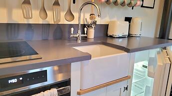 Plank Bridge Shepherds Hut in Orchard - Peaceful Escape for Two