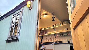 Plank Bridge Shepherds Hut in Orchard - Peaceful Escape for Two