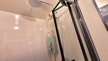 Plank Bridge Shepherds Hut in Orchard - Peaceful Escape for Two