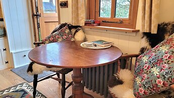 Plank Bridge Shepherds Hut in Orchard - Peaceful Escape for Two