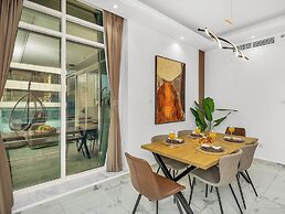Centric Flat with Marina View