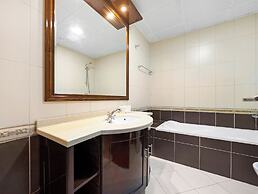 Centric Flat with Marina View