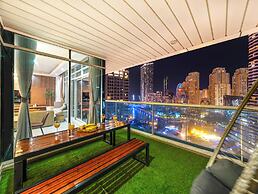 Centric Flat with Marina View