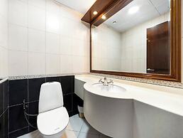 Centric Flat with Marina View