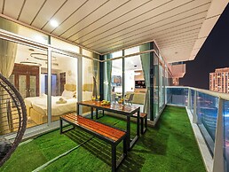 Centric Flat with Marina View