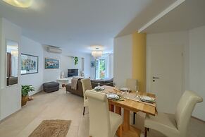 Comfortable apartments Obad, 4 min walk to Znjan beach