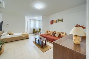 Comfortable apartments Obad, 4 min walk to Znjan beach