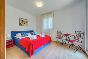 Comfortable apartments Obad, 4 min walk to Znjan beach