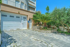 Comfortable apartments Obad, 4 min walk to Znjan beach