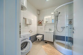 Comfortable apartments Obad, 4 min walk to Znjan beach