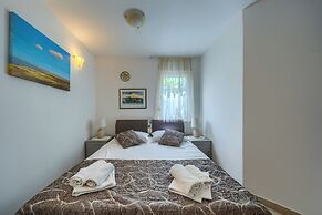 Comfortable apartments Obad, 4 min walk to Znjan beach
