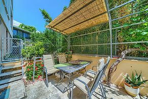 Comfortable apartments Obad, 4 min walk to Znjan beach