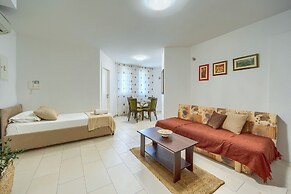 Comfortable apartments Obad, 4 min walk to Znjan beach