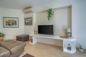 Comfortable apartments Obad, 4 min walk to Znjan beach