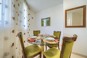 Comfortable apartments Obad, 4 min walk to Znjan beach