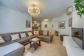 Comfortable apartments Obad, 4 min walk to Znjan beach