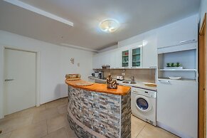 Comfortable apartments Obad, 4 min walk to Znjan beach