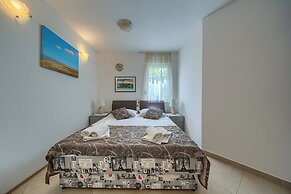 Comfortable apartments Obad, 4 min walk to Znjan beach