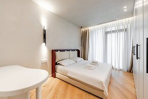 Lakeside Luxe Apartment 2BR Prime Location