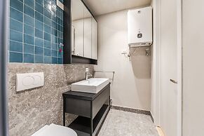 Lakeside Luxe Apartment 2BR Prime Location
