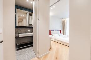 Lakeside Luxe Apartment 2BR Prime Location