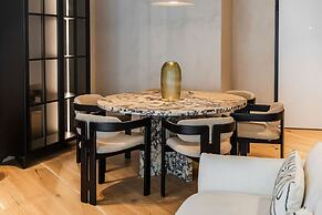 Lakeside Luxe Apartment 2BR Prime Location