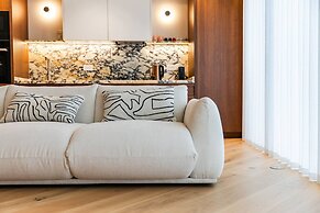 Lakeside Luxe Apartment 2BR Prime Location