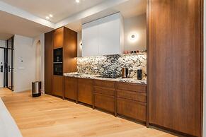Lakeside Luxe Apartment 2BR Prime Location