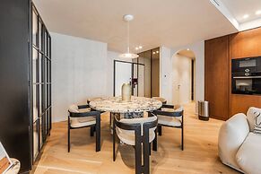 Lakeside Luxe Apartment 2BR Prime Location