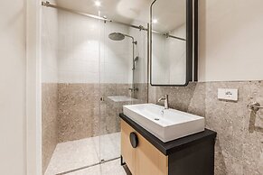 Lakeside Luxe Apartment 2BR Prime Location