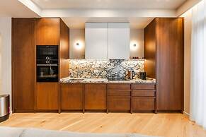 Lakeside Luxe Apartment 2BR Prime Location