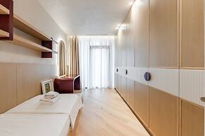 Lakeside Luxe Apartment 2BR Prime Location