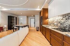 Lakeside Luxe Apartment 2BR Prime Location