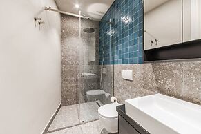 Lakeside Luxe Apartment 2BR Prime Location