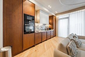 Lakeside Luxe Apartment 2BR Prime Location