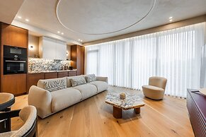 Lakeside Luxe Apartment 2BR Prime Location