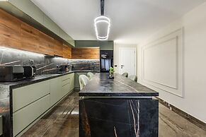 Miracle No 8 Central Modern Duplex