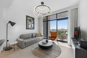 Modern Apartment with Rooftop Amenities