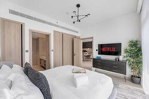 Modern Apartment with Rooftop Amenities