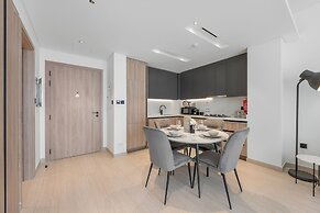Modern Apartment with Rooftop Amenities
