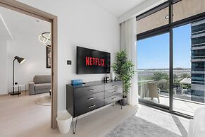 Modern Apartment with Rooftop Amenities