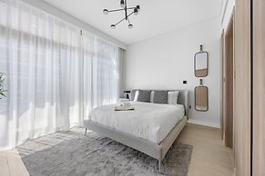 Modern Apartment with Rooftop Amenities