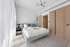 Modern Apartment with Rooftop Amenities