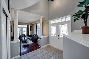 King Bed Convenience On Main Floor