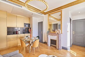 Superb AC- 2bdr Apartement Montaigne/arc de Triomphe