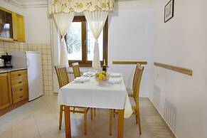 Quiet Garden Apartment in Umag