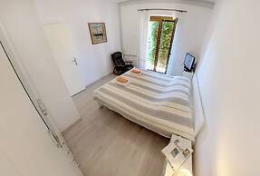 Quiet Garden Apartment in Umag