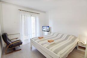 Quiet Garden Apartment in Umag