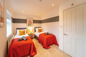 4 Bed House - Cheltenham & Gloucester - Sleeps 8